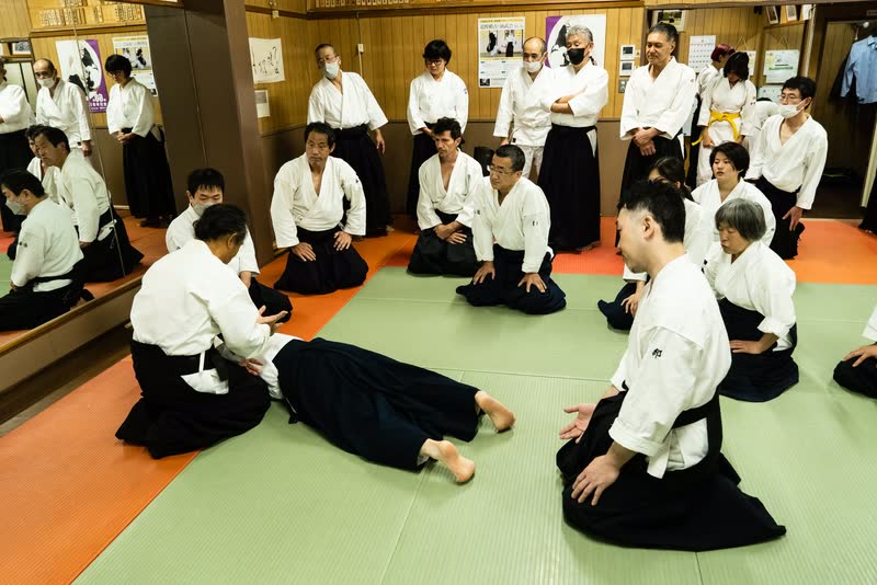 Takayasu Sensei demonstrating a shoulder pin at Abe Sensei's dojo in Osaka