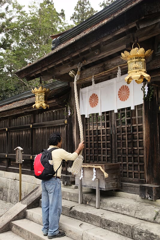 Takayasu Sensei ringing the bell to formally greet the deities at Kumano Hongu Taisha.
