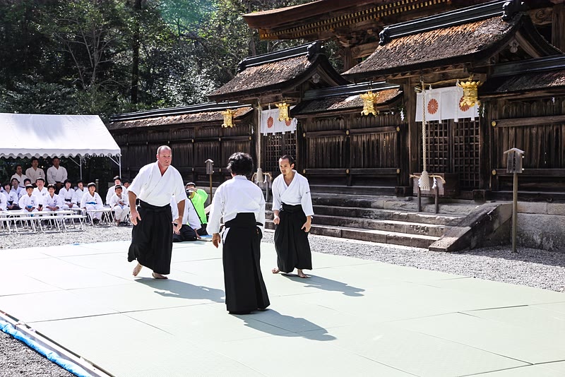 Takayasu Sensei demonstrating against multiple attackers.