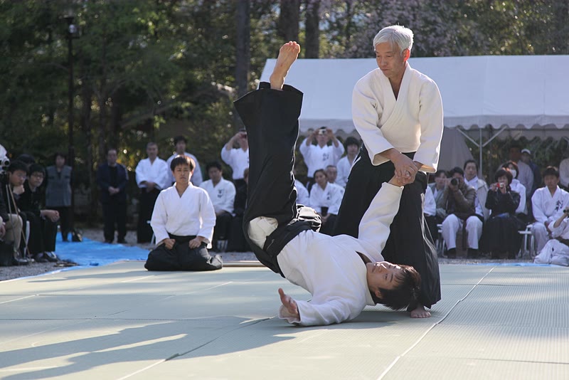 Doshu Moriteru Ueshiba demonstrating