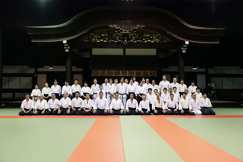 Group photo with the Aishinkan